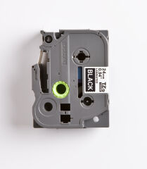 BROTHER P-TOUCH TZE-355 TZE-TAPE 24 MM SİYAH ÜZERİNE BEYAZ LAMİNASYONLU ETİKET
