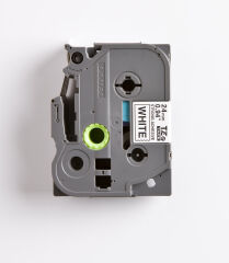 BROTHER P-TOUCH TZE-S251 TZE-TAPE 24MM BEYAZ ÜZERİNE SİYAH GÜÇLÜ YAPIŞKANLI LAMİNASYONLU ETİKET